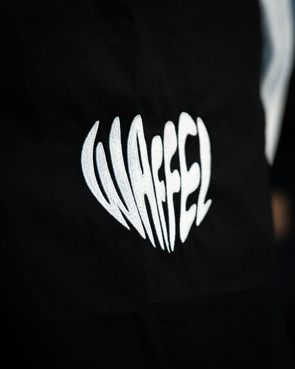 WAFFEL HERZ STICK SCHÜRZE SCHWARZ